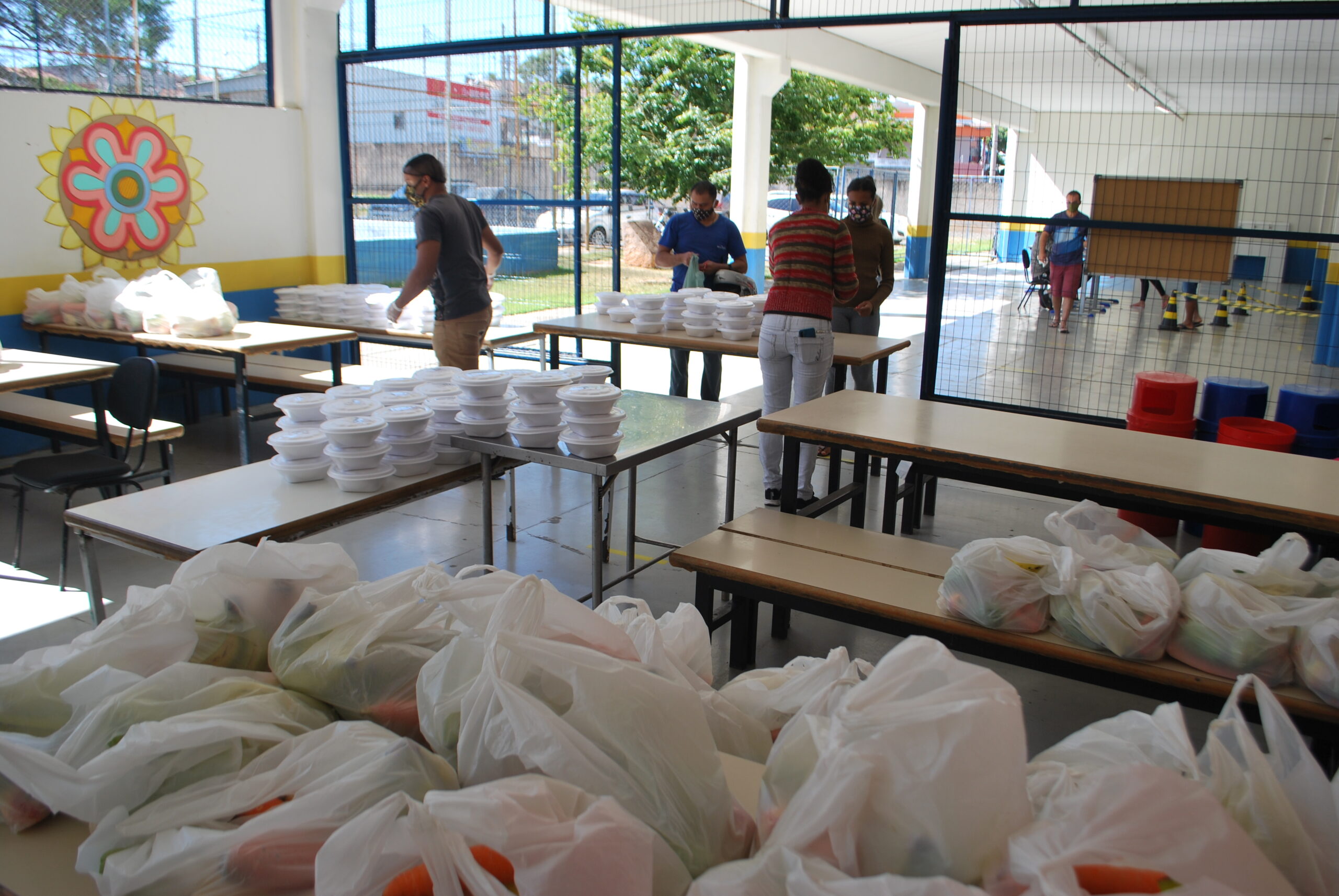 Com distribuição de marmitas e kits de legumes, programa Minha Merenda em Casa segue atendendo alunos da rede municipal de Jaguariúna
