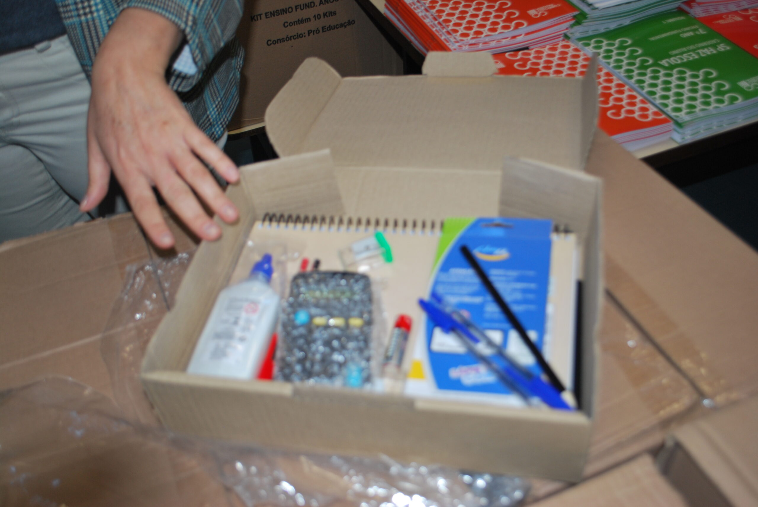 Aulas online na rede municipal de Jaguariúna começam nesta quarta-feira, 13 de maio. Kits estão sendo distribuídos aos alunos