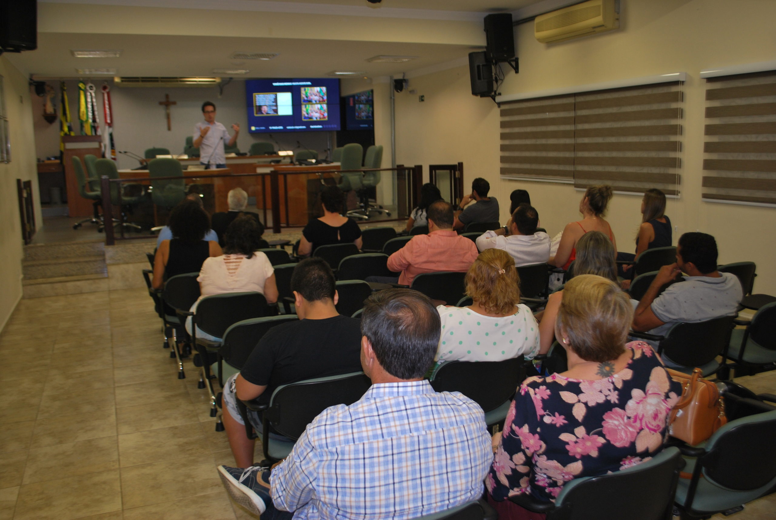 Dezenas de pessoas participam da palestra "Direitos do Consumidor", na Câmara Municipal