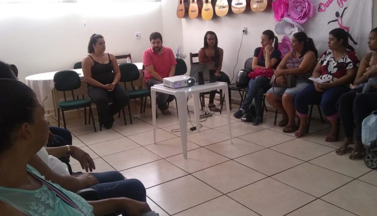 Reunião com famílias atendidas pelo Crass Nassif trata sobre Bolsa Família e Outubro Rosa