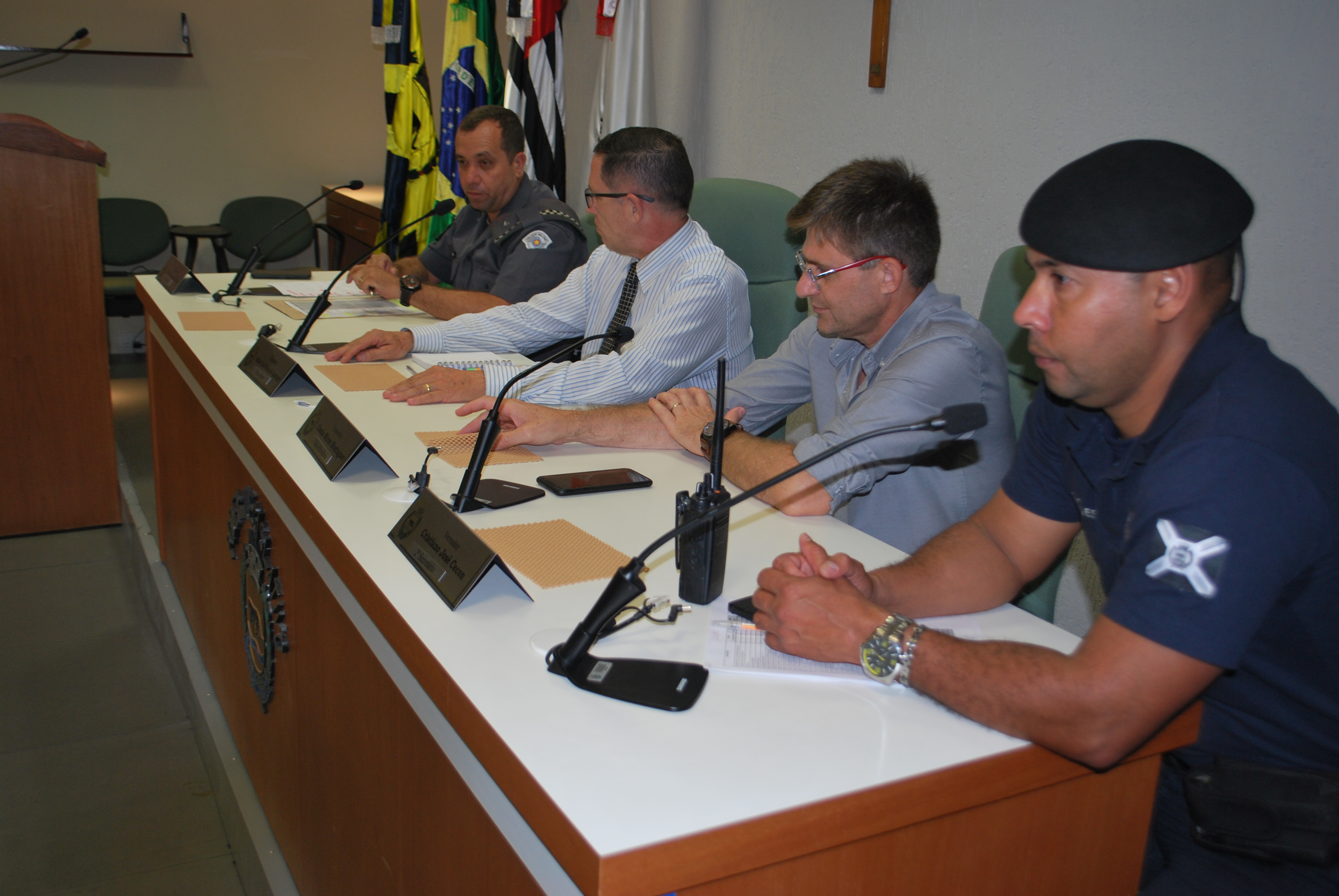 Vereadores, representantes de órgãos de Segurança e comerciantes participam de reunião ordinária do Conseg, na Câmara