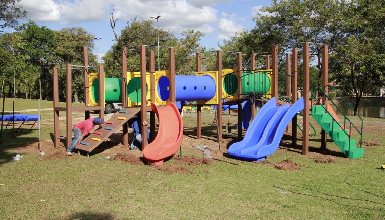 Cássia Murer apresenta moção de louvor por novo playground no Parque dos Lagos