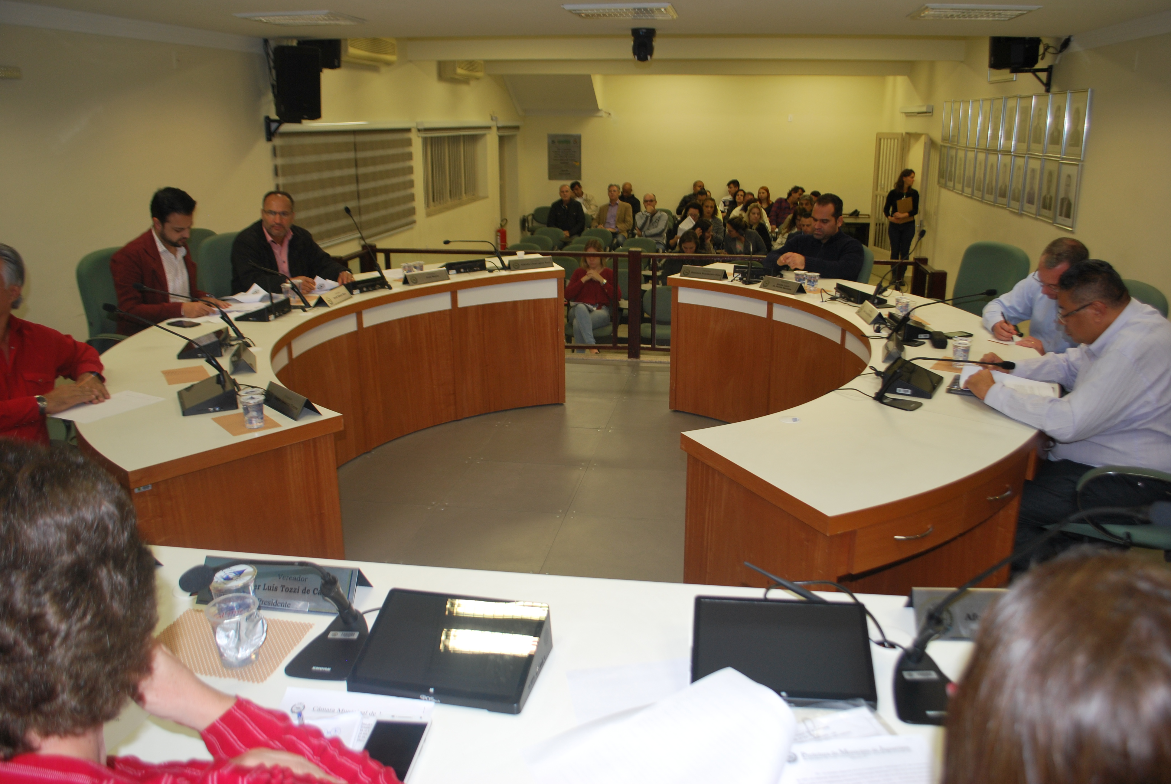 Em sessão extraordinária, vereadores aprovam projetos enviados pelo Executivo