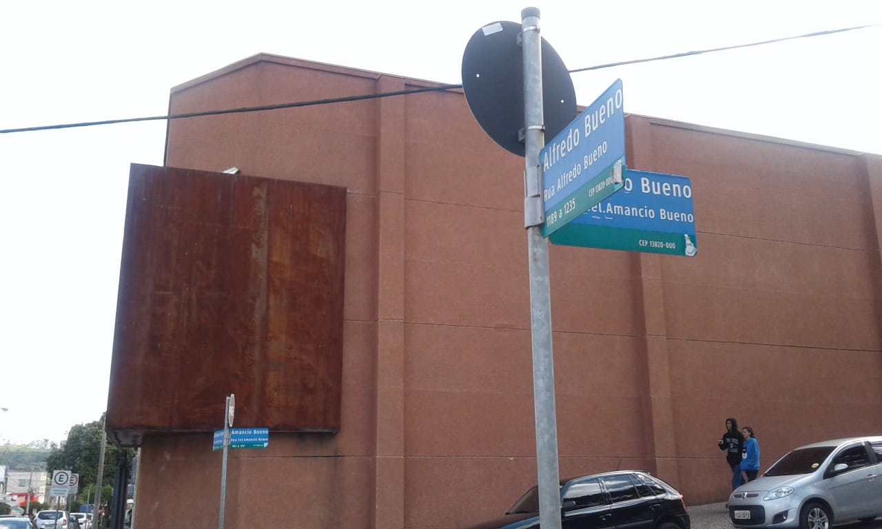 Requerimento pede estudo sobre placas de ruas da cidade