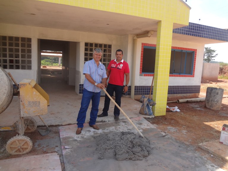 Vereadores Neguita Torres e Gerson do Gás visitam obras municipais