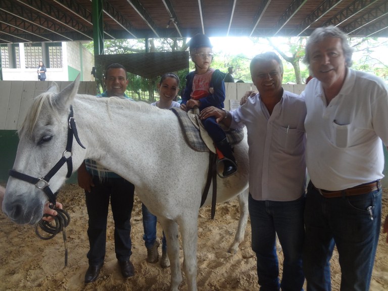 Vereadores Neguita Torres e Gerson do Gás visitam Centro de Equoterapia