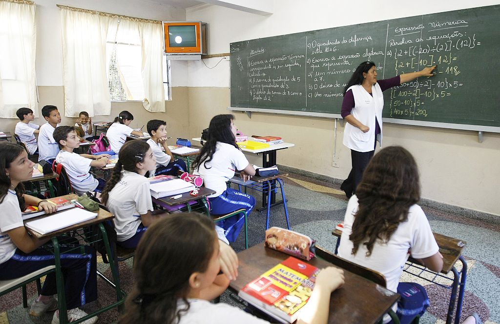 Lei federal garante a professores plano de carreira e jornada reduzida